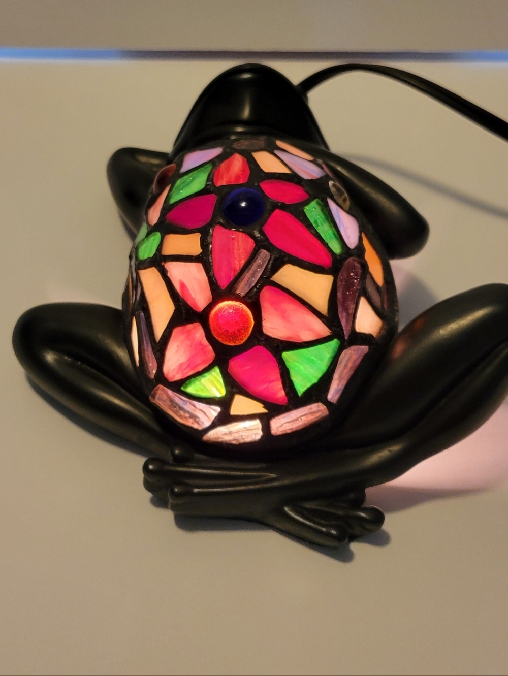Quoizel Collectibles lamp stained glass frog Relaxing On Back